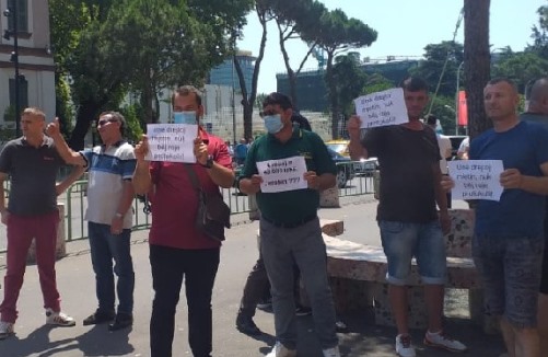 Punonjesit e transportit proteste para Ministrise se Financave: Ja 2 kerkesat e tyre